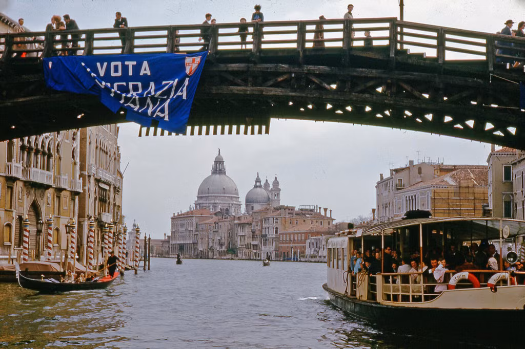 Dưới một cây cầu ở Venice, 1963.