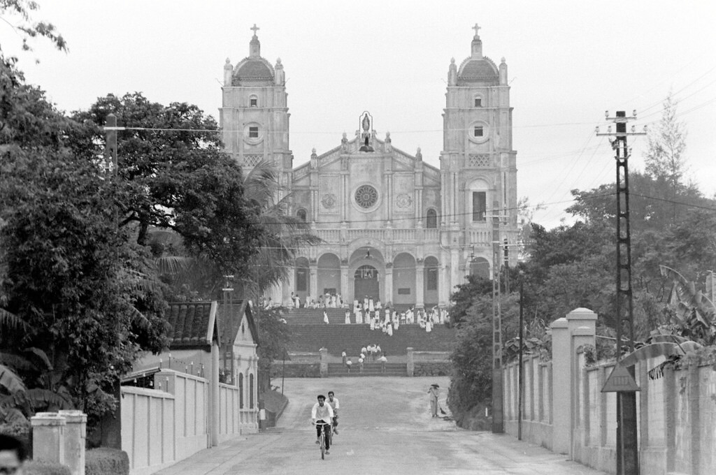 Nhà thờ Phủ Cam năm 1961. Từ năm 1960, sau khi Giáo phận Huế được nâng lên hàng Tổng giáo phận, Tổng Giám mục Huế Phêrô Máctinô Ngô Đình Thục đã có chủ trương xây mới nhà thờ Phủ Cam theo đồ án do kiến trúc sư Ngô Viết Thụ thực hiện. Ảnh: John Dominis/ Life.