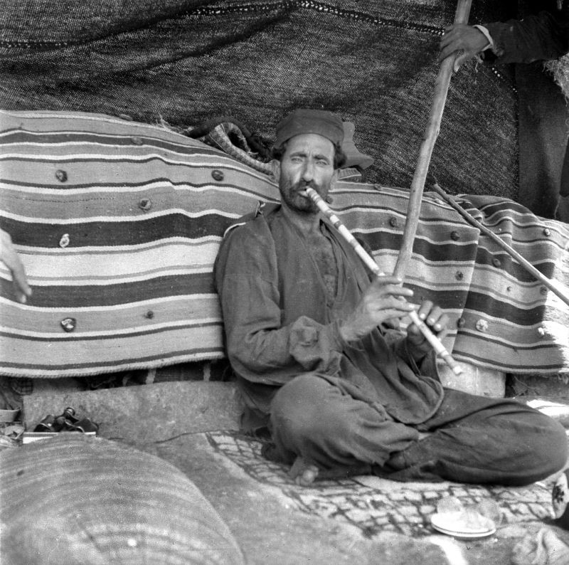 Người đàn ông thổi ney - loại sáo truyền thống của đất nước Iran.