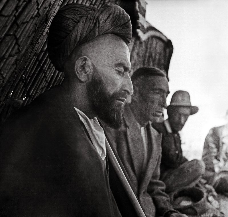 Những người đàn ông trong buổi họp cộng đồng.