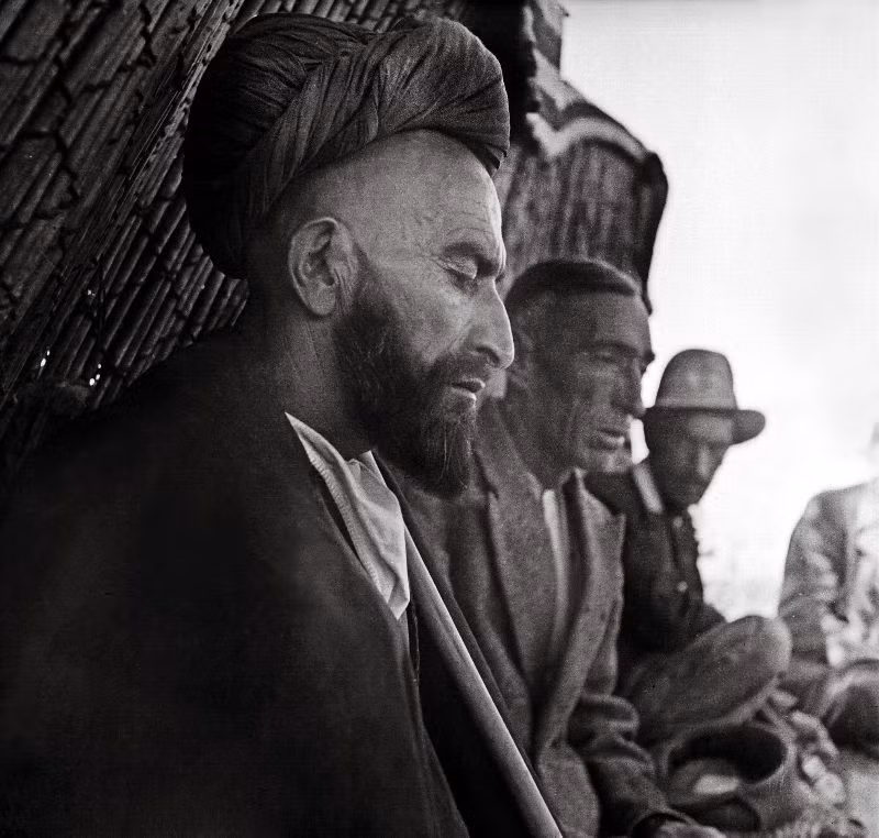 Những người đàn ông trong buổi họp cộng đồng.