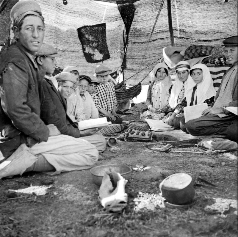 Lớp học trong một túp lều ở vùng nông thôn Iran năm 1935.