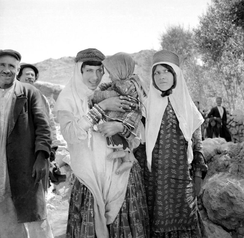 Phụ nữ và trẻ em du mục.