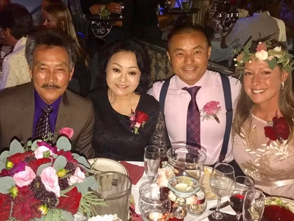 Huong Lan dung tu dien noi chuyen voi con dau My