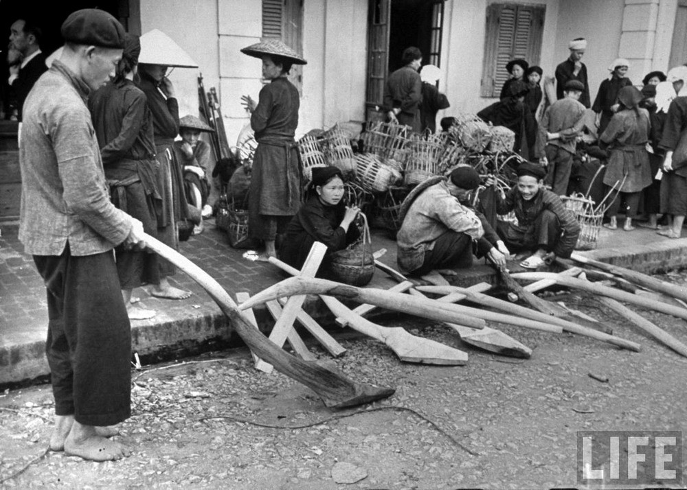 Một nông dân người Tày thử chiếc lưỡi cày ở chợ. Chợ Kỳ lừa xưa mỗi tháng họp 6 phiên vào các ngày 2, 7, 12, 17, 22, 27 Âm lịch. Người đến chợ không chỉ để mua bán, mà còn để thăm hỏi, bàn chuyện làm ăn...