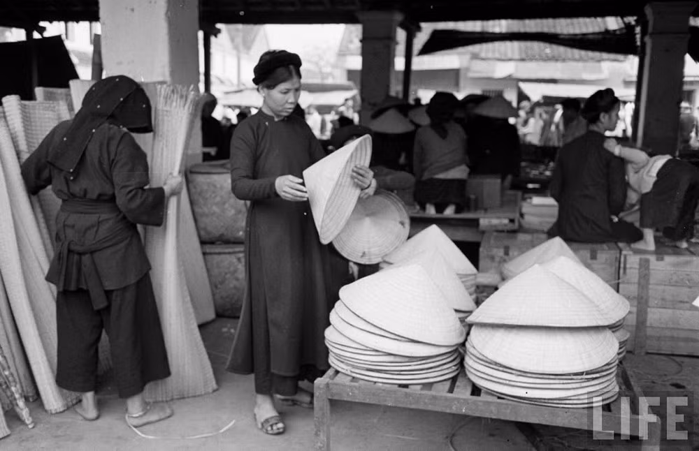 Một người phụ nữ chọn mua nón. Chợ Kỳ lừa ngày nay đã được tôn tạo và mở cửa cả ngày và đêm, là một địa điểm tham quan nổi tiếng của thành phố Lạng Sơn.