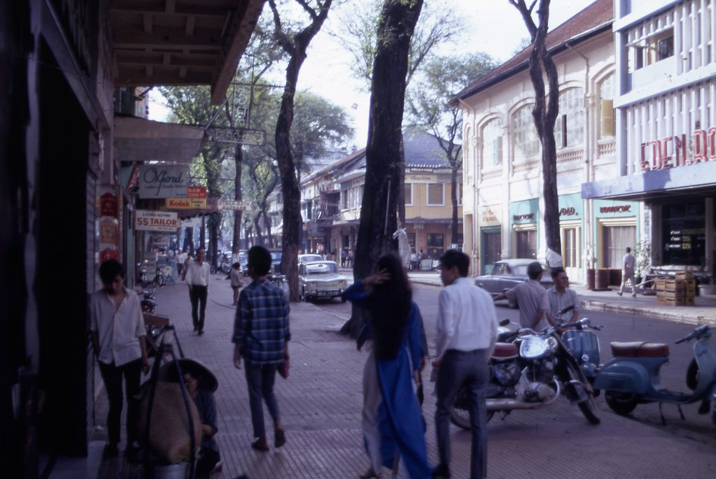 Đoạn vỉa hè đối diện khách sạn Eden Roc, 1966-1967. Ảnh: Capt. Ted R. Snediker.