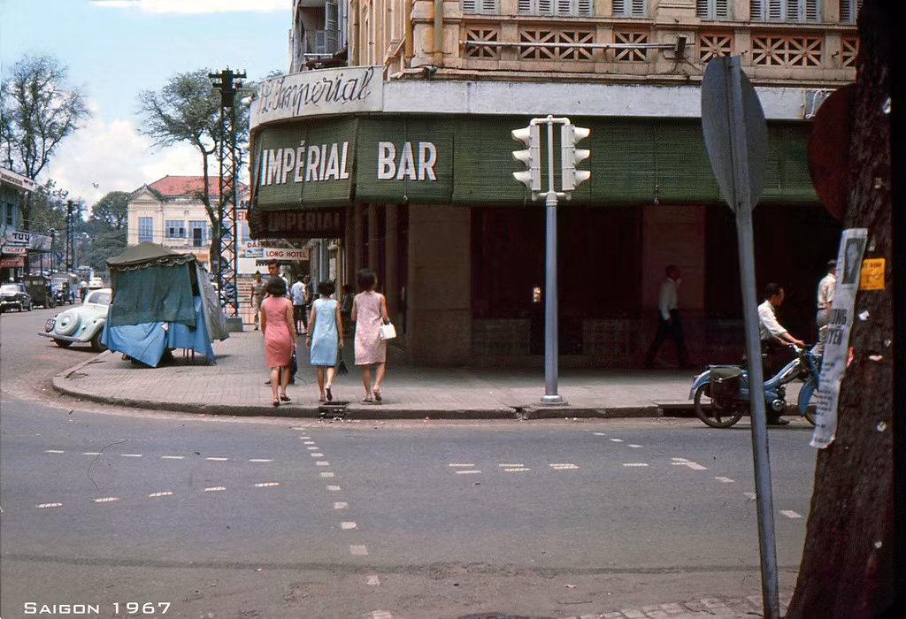 Quán ba Imperial (dân Sài Gòn thường gọi là cafe Hoàng Gia) ở ngã tư Tự Do - Nguyễn Văn Thinh, nay là ngã tư Đồng Khởi - Mạc Thị Bưởi, 1967.