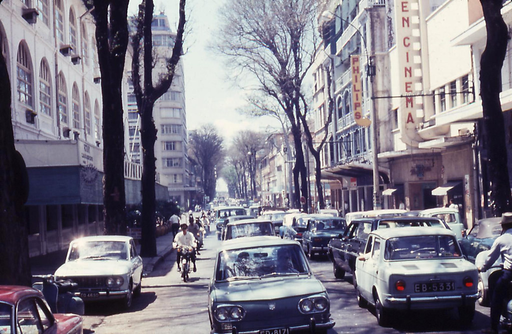 Những chiếc xe hơi trên đường Tự Do, 1967-1968. Ảnh: Dave DeMilner.