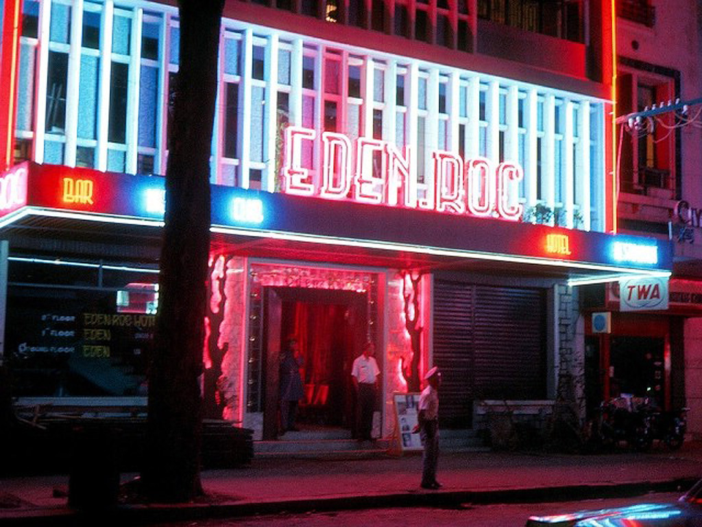 Khách sạn - quán bar Eden Roc trên đường Tự Do, 1967. Ảnh: Bill Mullin.