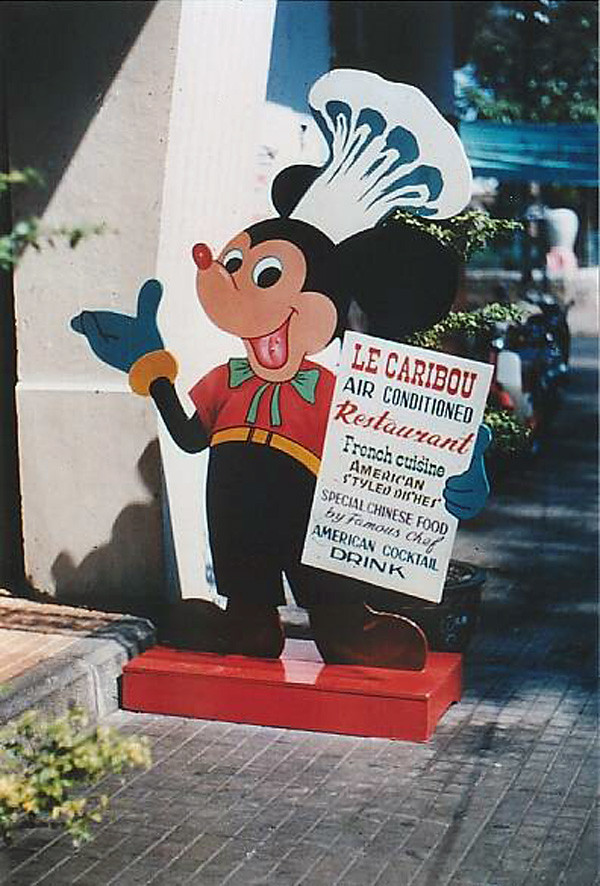 Bảng hiệu hình chuột Mickey của nhà hàng Caribou trên đường Tự Do, 1968-1969. Ảnh: Chairborneranger.com.