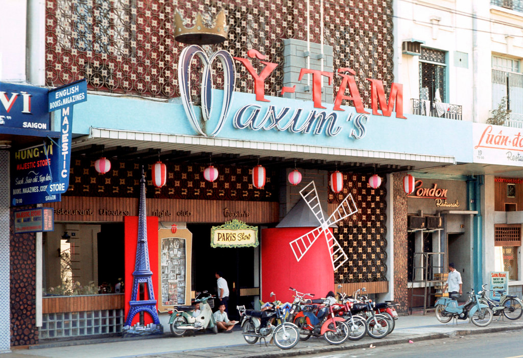 Nhà hàng Maxim's trên đường Tự Do, 1969-1970. Ảnh: Leroy P. McCarty.