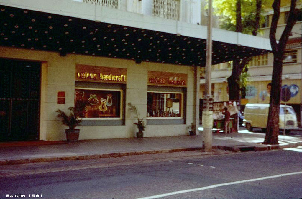 Cửa hàng bán đồ mỹ nghệ ở góc Tự Do - Thái Lập Thành (Đồng Khởi - Đông Du), 1961.