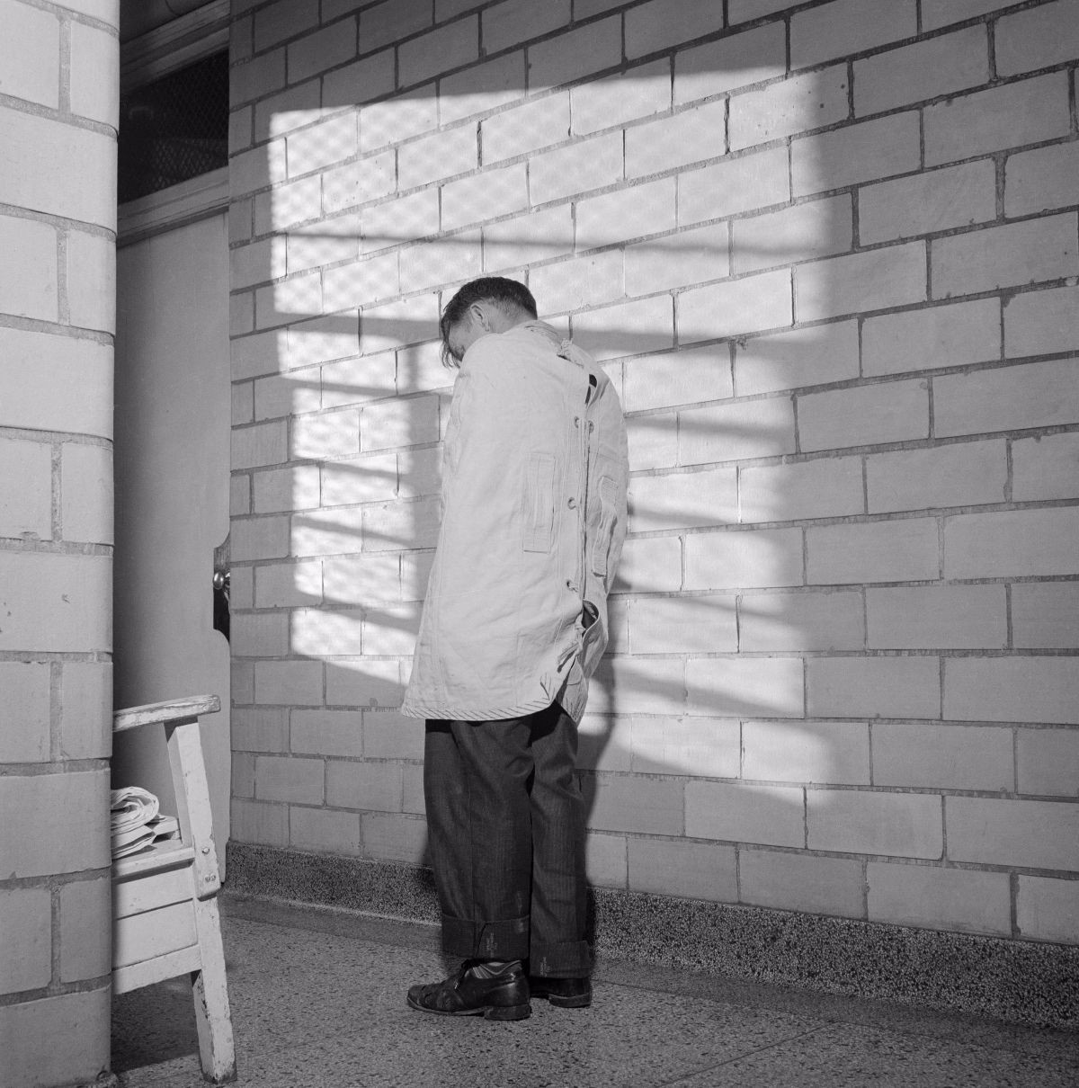 Một người đàn ông đón ánh nắng chiếu qua cửa sổ.