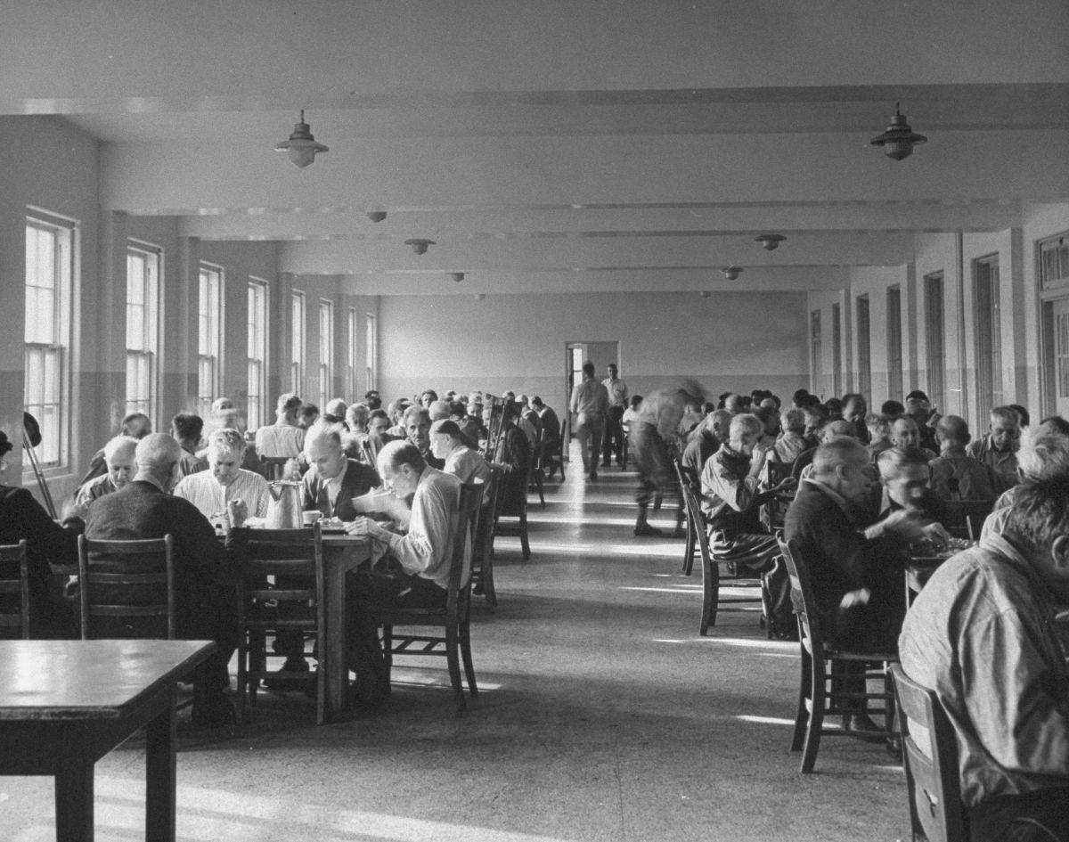 Trong phòng ăn của bệnh viện.