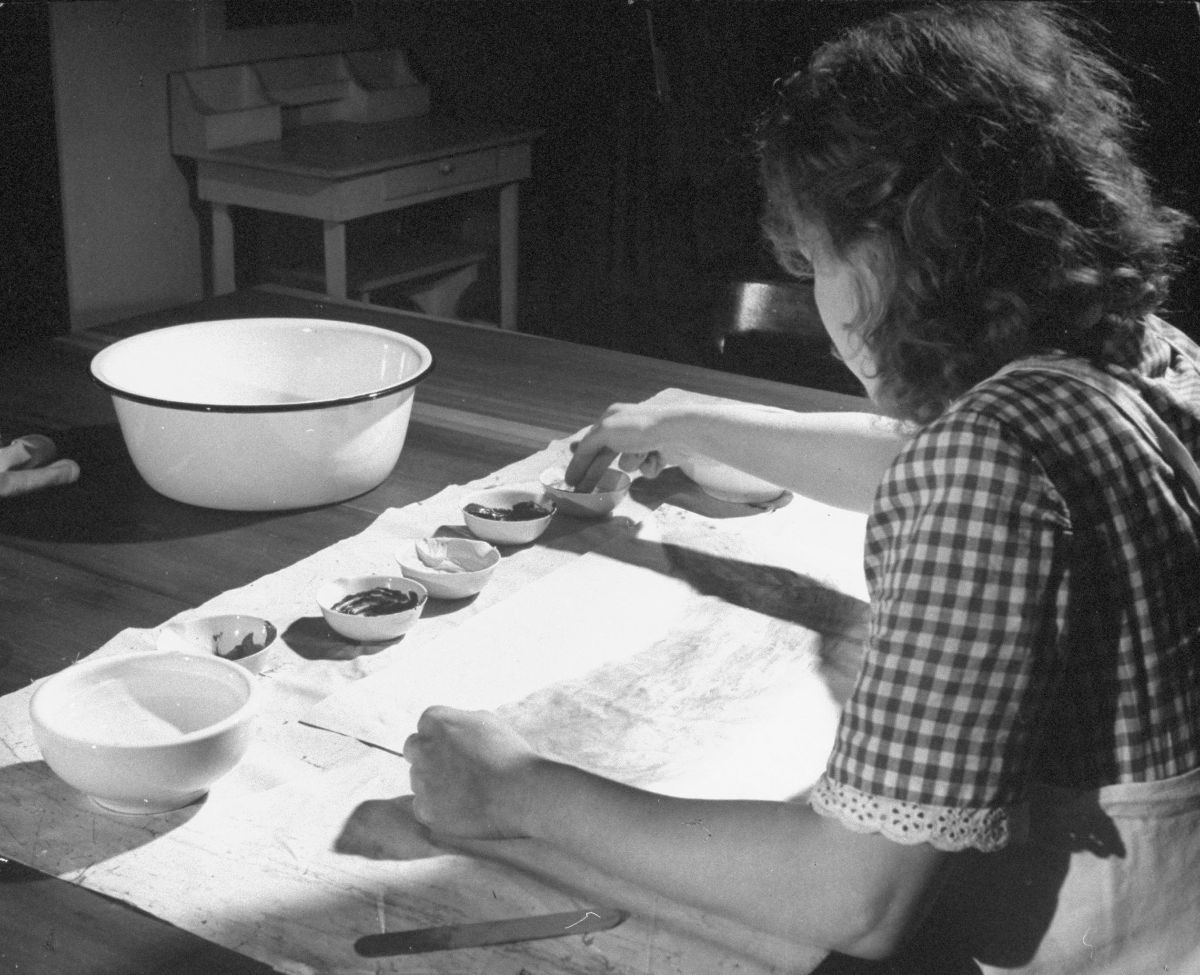 Một nữ bệnh nhân vẽ tranh bằng ngón tay mình.