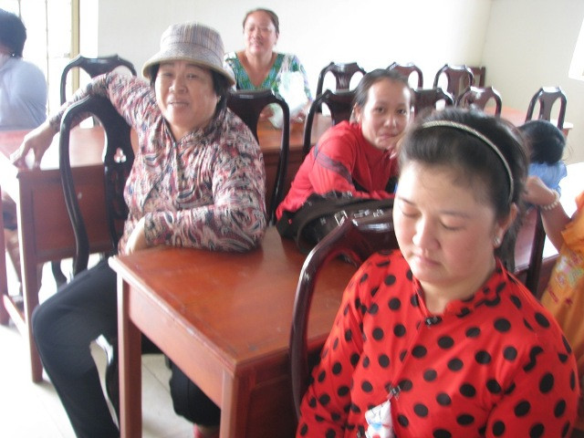 Nhiều ngày qua họ bỏ bê công việc làm ăn, buôn bán để cố tìm cách lấy lại được tiền cho bà Oanh mượn.