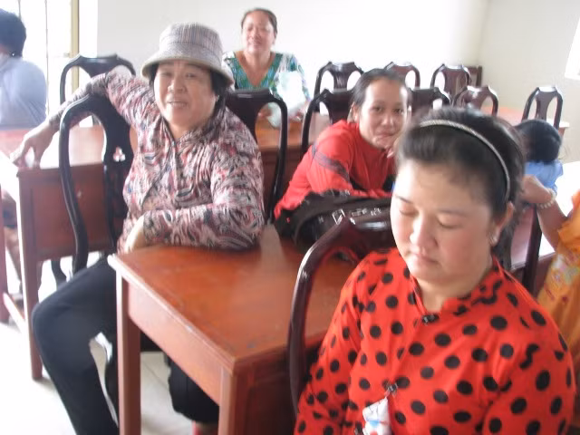 Nhiều ngày qua họ bỏ bê công việc làm ăn, buôn bán để cố tìm cách lấy lại được tiền cho bà Oanh mượn.