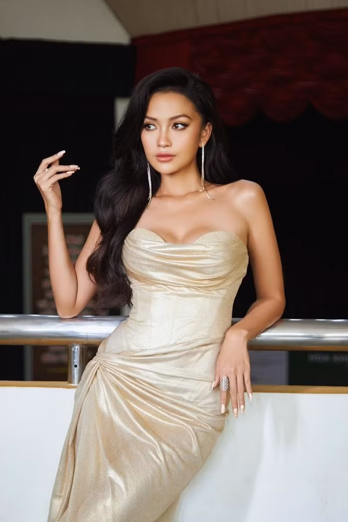 Hoa hau Ngoc Chau xinh dep tai show dien moi nhung bi che danh tay nhu di cho