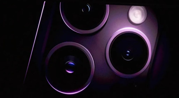 Cũng trên bộ đôi iPhone 14 Pro và 14 Pro Max, Apple giới thiệu tính năng màn hình luôn bật (Always-on). Đây là tính năng giúp hiển thị các hoạt động trực tiếp, đồng hồ, tiện ích và hình nền động sẽ mờ đi nhưng vẫn có thể đọc được bằng cách sử dụng tốc độ làm mới 1 Hz.