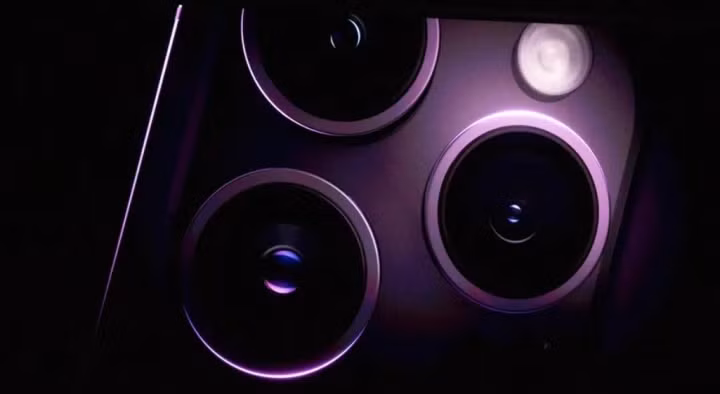 Cũng trên bộ đôi iPhone 14 Pro và 14 Pro Max, Apple giới thiệu tính năng màn hình luôn bật (Always-on). Đây là tính năng giúp hiển thị các hoạt động trực tiếp, đồng hồ, tiện ích và hình nền động sẽ mờ đi nhưng vẫn có thể đọc được bằng cách sử dụng tốc độ làm mới 1 Hz.