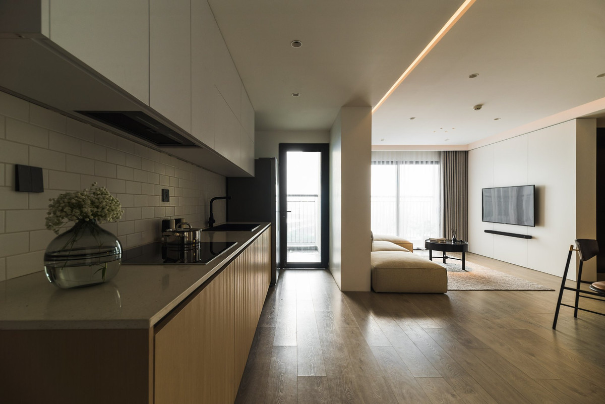 Căn hộ có ưu điểm là nhiều cửa sổ, hai ban công nên phòng nào cũng có ánh sáng tự nhiên. Chị Hương Nguyễn không thích bày biện quá nhiều đồ lên mặt bếp mà cất vào tủ chức năng cho gọn gàng. 