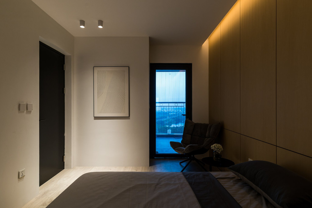 Căn hộ hoàn thành cũng là lúc vợ chồng chị thở phào nhẹ nhõm bởi đã xong bước đầu tâm huyết, còn lại là những tháng ngày gìn giữ, tôn tạo cho tổ ấm thêm đẹp, thêm hạnh phúc. Hàng ngày, chị vẫn lên mạng tra cứu những mẹo vặt trang trí và các cách để giữ gìn nội thất được bền đẹp, điều này làm chị thêm yêu tổ ấm nhỏ của mình hơn.