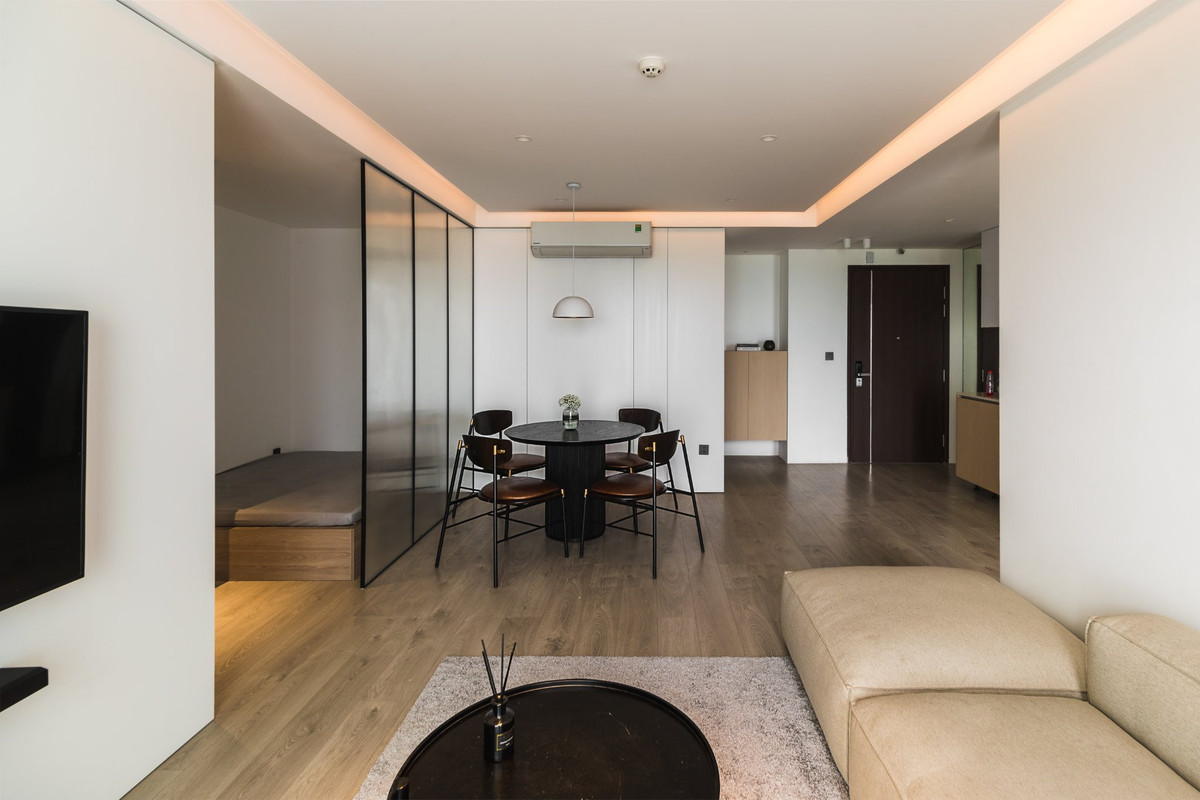 Chị Hương Nguyễn chia sẻ, “Tôi đã nghe ở đâu đó rằng: Nhà – cũng như bộ đồ bạn khoác lên người, như tính cách bạn tạo ra cho bản thân, dù cho rất nhiều người được đánh giá, nhưng lại dành riêng cho bạn cảm nhận. Vậy nên, ngôi nhà dù thế nào thì quan trọng nhất vẫn phải là đem lại sự hài lòng cho những người sinh sống bên trong nó. Đời của mình, nhà của mình, hãy cứ xây lên theo cách mà bạn cảm thấy hài lòng nhất”.