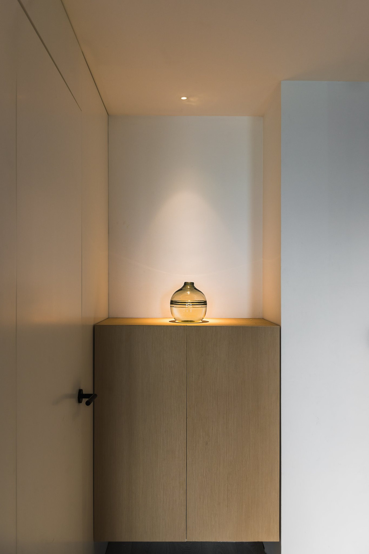 Vì muốn tạo sự khác biệt nên lúc nhận bàn giao, chị có sửa lại phần thô nên mất khoảng 2 tháng để hoàn thiện. Lối kiến trúc của căn hộ hướng đến những giá trị của không gian, hướng đến sự cô đọng, tràn ngập ánh sáng và sự thoáng đãng.