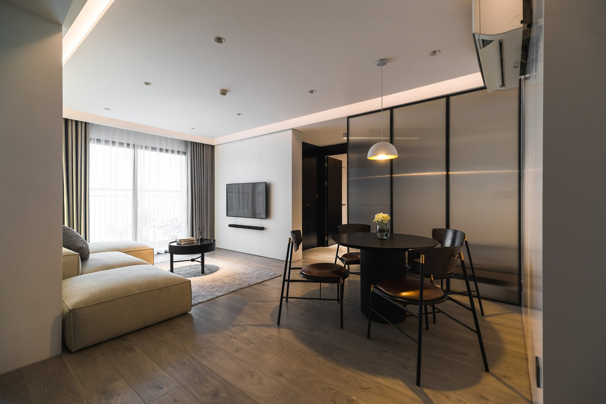 Sau khi nhận nhà xong là chị bắt tay vào việc phá dỡ trần, sàn, tường thay đổi một chút so với kết cấu ban đầu, làm lại trần thạch cao phẳng đơn giản, thay lại màu sàn thành màu sáng hơn.