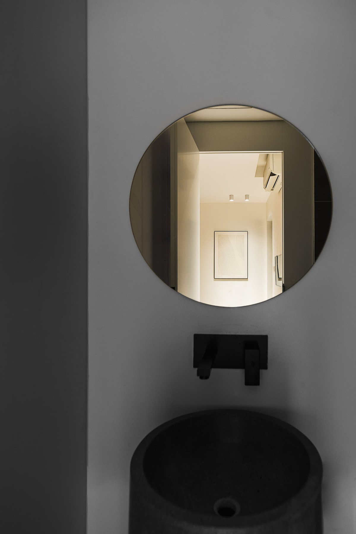 Phòng vệ sinh dùng tông đen sạch sẽ.