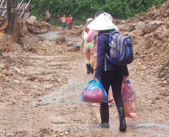 Các giáo viên mang theo nhu yếu phẩm để cắm bản giảng dạy