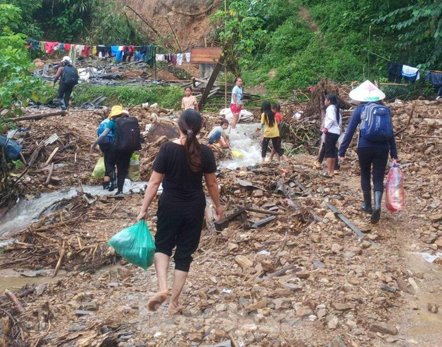Cô Phan Thị Hiếu – Hiệu trưởng trường mầm non Chiêu Lưu chia sẻ: “Trận lũ vừa qua là trận lũ kinh hoàng nhất từng quét qua địa bàn xã, chỉ trong chốc lát nước lũ ập về cuốn trôi tất cả. Đồ dùng dạy học, đồ chơi của các cháu bị nhấn chìm theo dòng nước. Lũ rút để lại một khối lượng lớn bùn đất ở khuôn viên trường”.