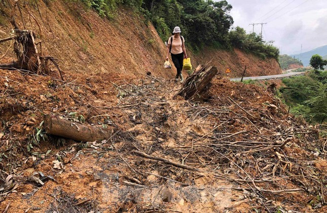 Băng qua những điểm sạt lở khá nguy hiểm, một bên là vách núi, một bên là vực sâu để vào điểm trường