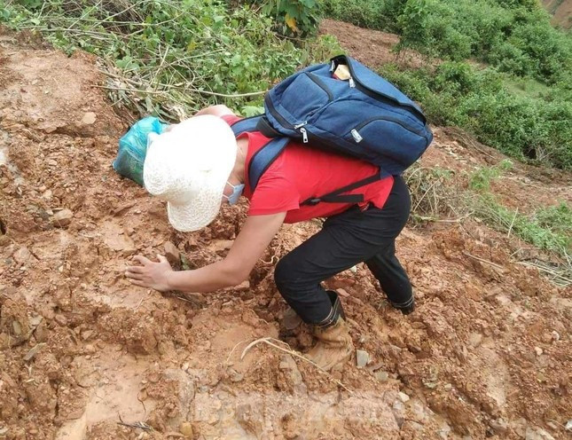 Các giáo viên phải đi bộ trên những tuyến đường sạt lở đất đá đầy khó khăn, vất vả. Có những lúc giáo viên phải dùng tay bám vào bùn đất để vượt qua