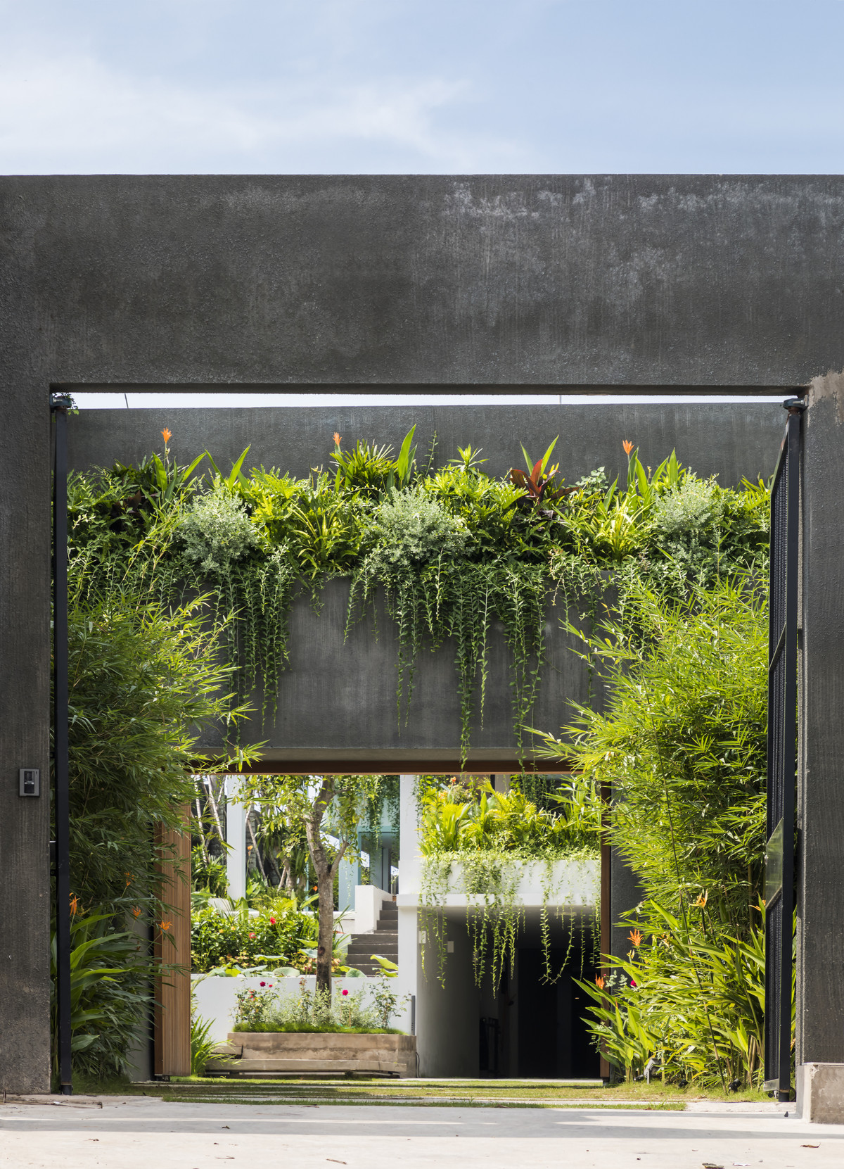 Nguyenlee House là công trình do kiến trúc sư Phạm Thị Mỹ An thiết kế, nằm trên con đường liên tỉnh với đông đúc xe lớn chạy qua. Công trình như một chiếc cây cổ thụ lớn được bao bọc bởi bức tường cao 7m và ngập tràn cây xanh. Bức tường, cây xanh giúp cản bụi bặm, ô nhiễm vào không gian bên trong rất hiệu quả.