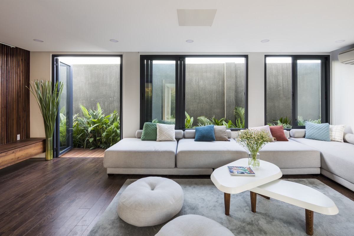 Phòng sinh hoạt chung với thiết kế mở hai mặt tiếp xúc trực tiếp với gió trời giúp căn phòng thông thoáng và mát mẻ. Mặt trước nhìn trực tiếp ra khu vực bể bơi làm gia tăng sự kết nối giữa các thành viên khi sinh hoạt chung tại ngôi nhà. Khu vực này cũng là căn phòng giải trí được trang bị bởi các thiết bị nghe nhìn được giấu âm trần hiện đại.