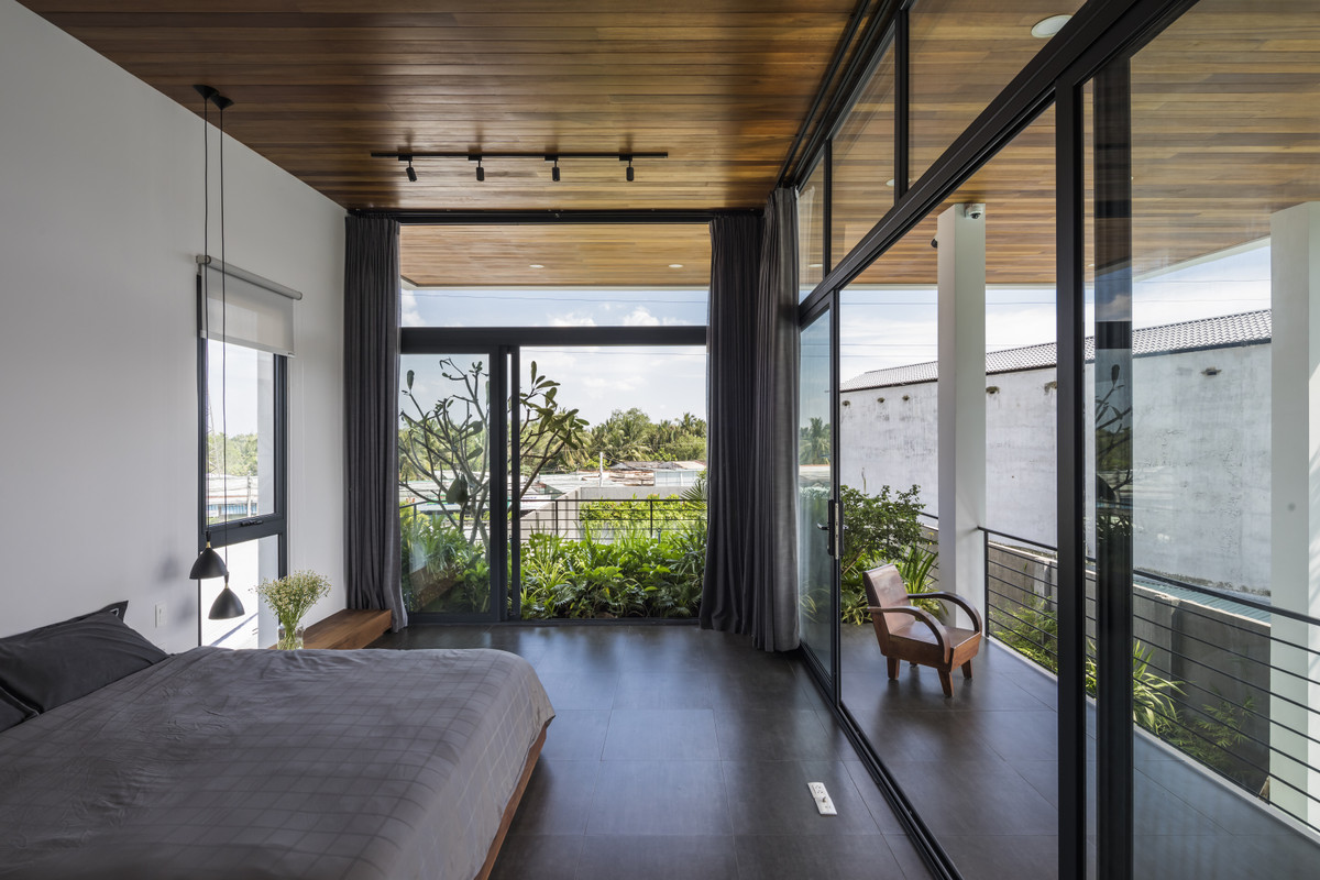 Phòng ngủ của vợ chồng gia chủ nằm ở tầng trên, cả căn phòng được trang trí theo kiểu tối giản với gam màu trắng chủ đạo, phía ban công ngoài được phủ hoàn toàn bởi cây xanh tạo nên những khung cảnh vừa trữ tình, vừa bình yên.