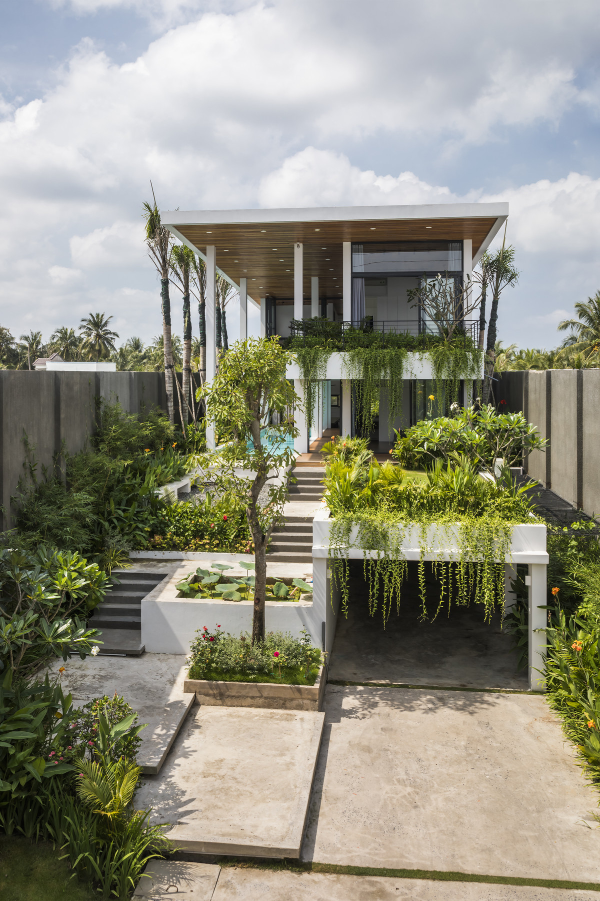 Tổng diện tích công trình là 500m2 (bao gồm cả nhà ở, sân vườn, bể bơi), là một “resort tại gia” của gia đình 3 thế hệ. Kiến trúc sư và gia chủ muốn tạo ra một không gian thuần về nghỉ dưỡng, giúp cho ông bà có một nơi trong lành để hít thở không khí tự nhiên.