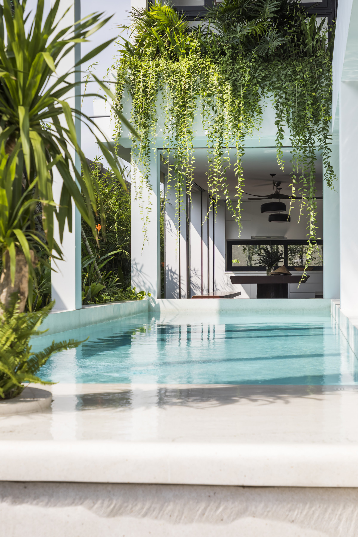 Họ cũng dành hơn nửa diện tích cho khu vườn với nhiều cây xanh bao quanh. Phần nhà ở là 190m2 tích hợp nhiều giải pháp đón sáng, kết nối với cảnh quan, kết hợp các mảng cây xanh cùng hệ thống không gian mở đón gió.