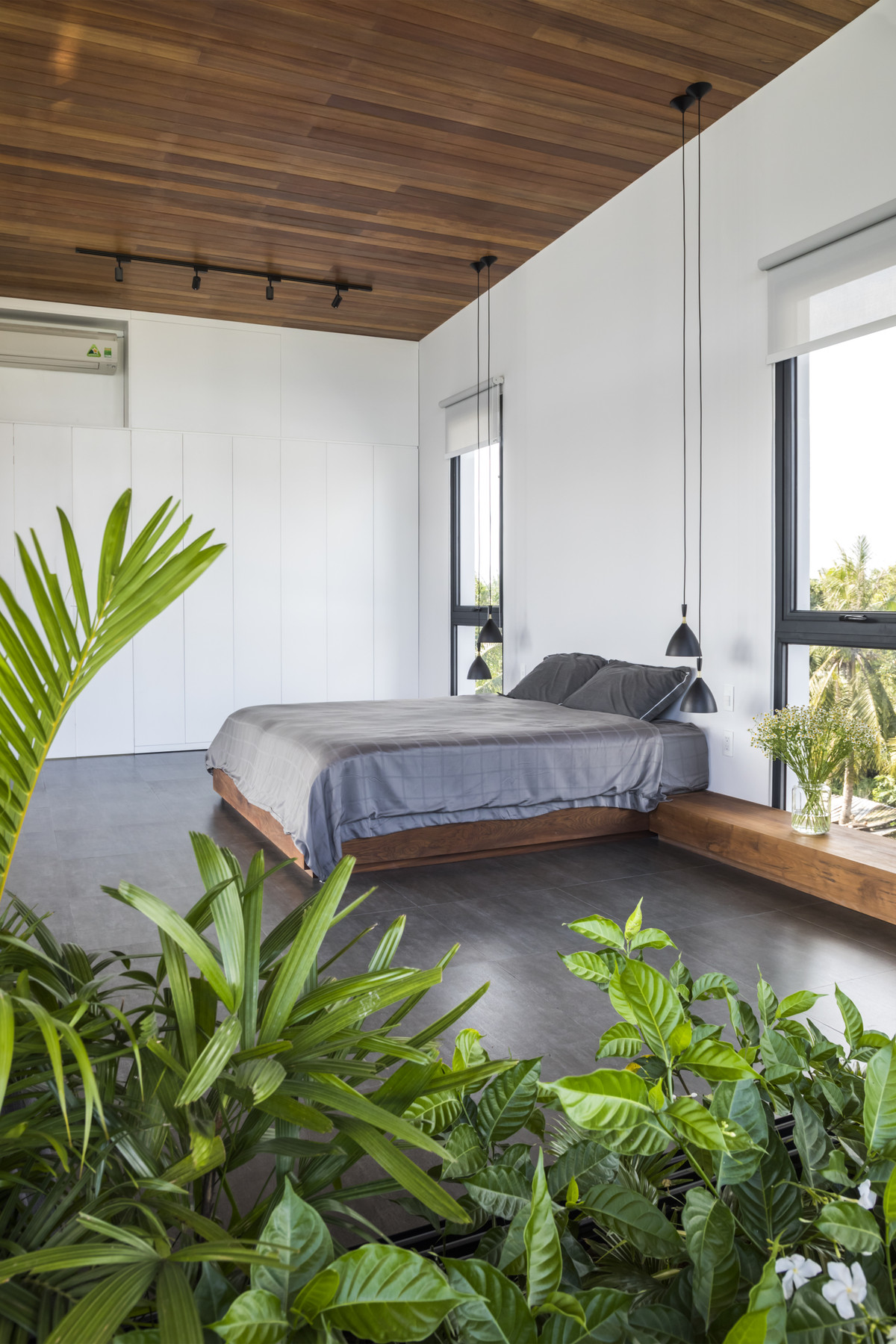 Bên cạnh phòng ngủ master có phòng dành cho trẻ em, cả căn phòng này lại sử dụng vật liệu chính là gỗ, tạo cho bé một không gian ấm áp và an toàn.