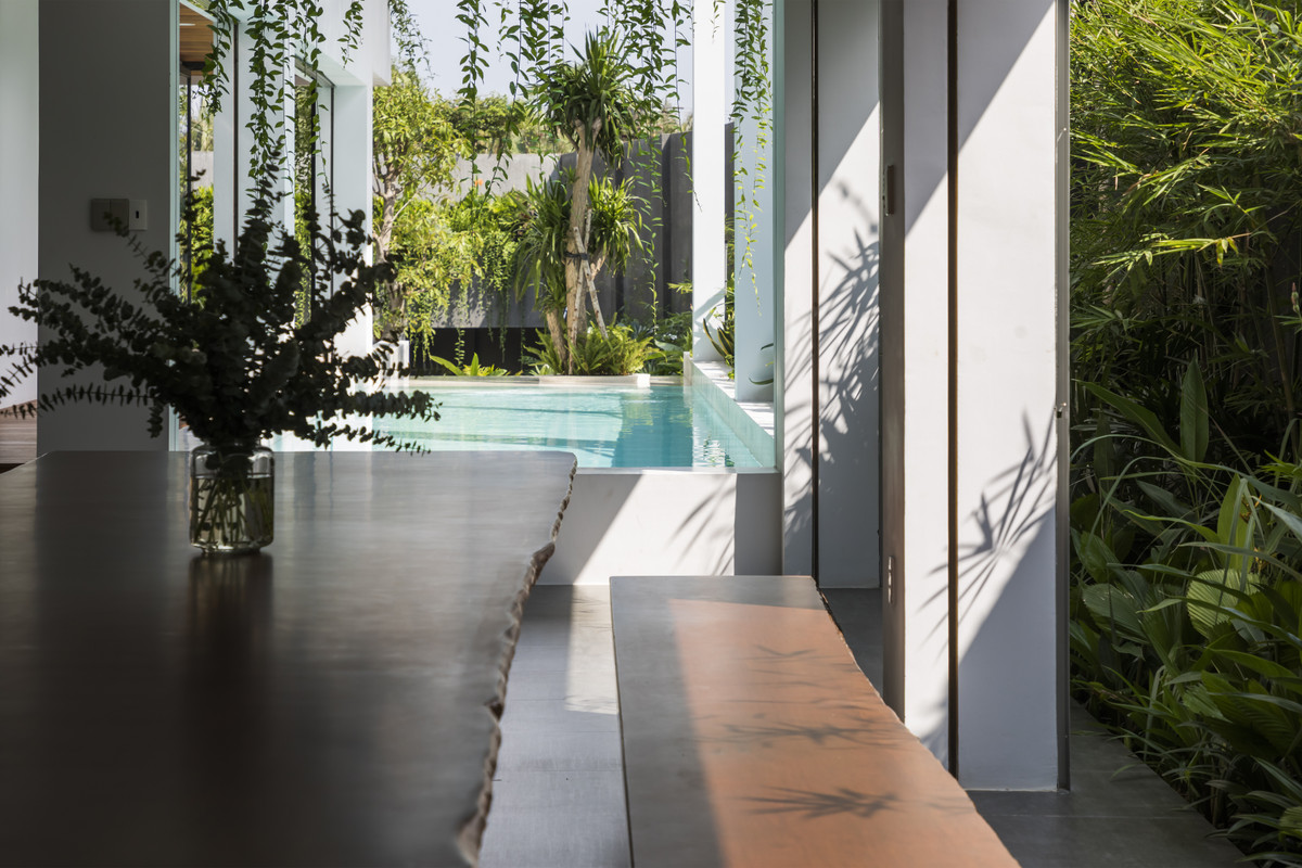 Phòng ăn và bếp có ánh sáng ngập tràn bao phủ ở mọi phía, thiết kế không gian mở với bàn ăn hướng ra bể bơi và sân vườn. Cách bố trí này là một sự sáng tạo thành công, khai phóng tối đa tầm nhìn và giúp ánh sáng len lỏi vào trong từng ngóc ngách của căn nhà.