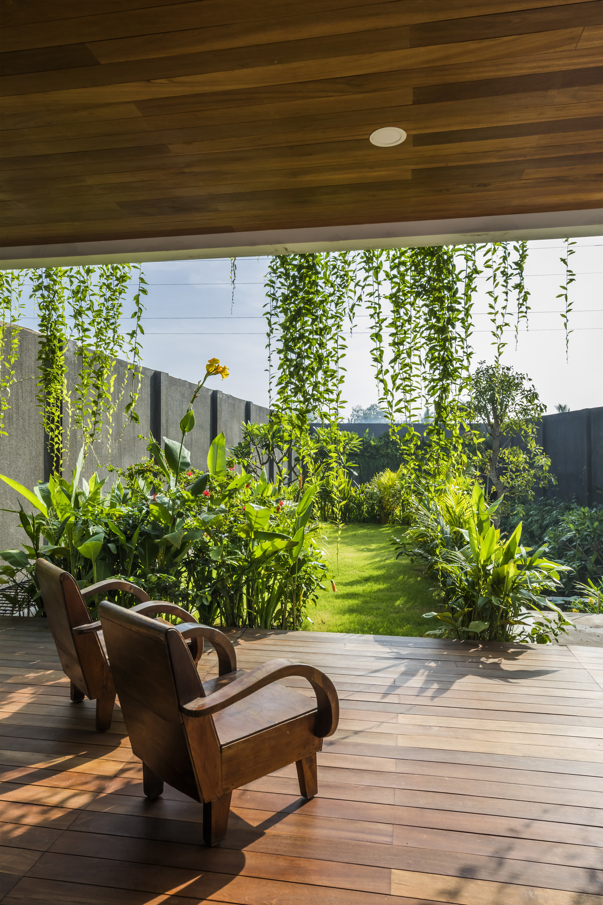 Bên cạnh đó, việc lắp đặt hệ thống chống trộm, chống mưa gồm hai lớp cửa cuốn (một lớp bằng song inox và một lớp bằng nhôm mỏng) giúp cho khu vực này không bị tác động bởi thời tiết bên ngoài, tạo cảm giác yên tâm cho gia chủ. Lớp cửa song inox có thể được kéo xuống để chống trộm khi gia chủ đi vắng mà vẫn đảm bảo việc lưu thông gió lùa khắp căn nhà.