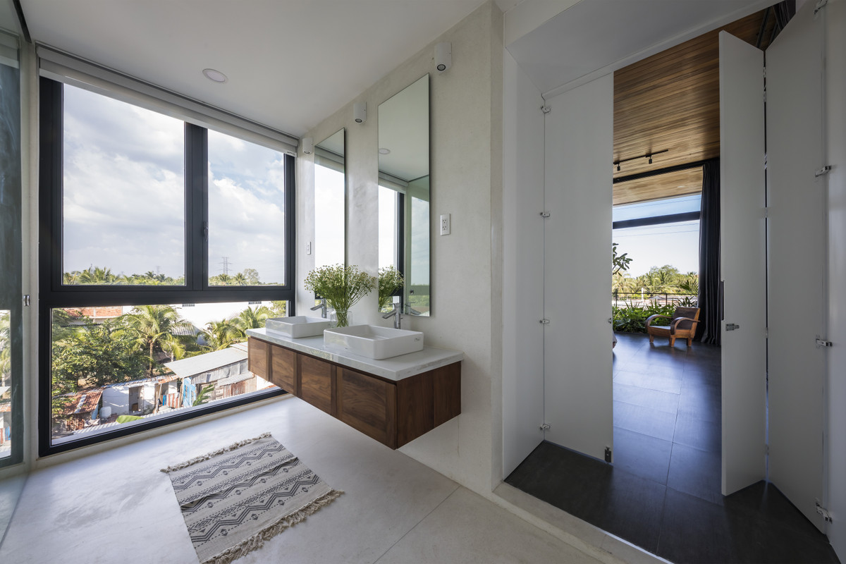 Phòng vệ sinh được thiết kế đơn giản, vẫn sử dụng tone màu trắng tạo nên nét tinh giản, sang trọng và góp phần khiến cho ngôi nhà thêm gọn gàng, tươm tất. Điểm đặc biệt chính là không gian nhà vệ sinh được mở rộng tối đa tầm nhìn, đảm bảo sự thông thoáng và ánh sáng.