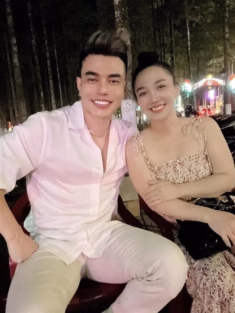 Vo Le Duong Bao Lam ban nuoc mia 5K, dam mua xe tra gop