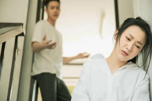 Dem tan hon chong ep vo ban het vang cuoi tra no cho em trai