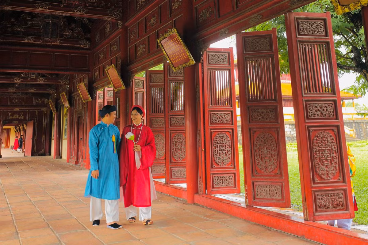 Nam nghệ sĩ chia sẻ thêm: "Đời sống của một nghệ sĩ gắn liền với sân khấu, tôi đi diễn nhiều hơn ở nhà nhưng cũng vì vun vén cho gia đình. Vợ tôi hiểu điều đó nên trân trọng và cố gắng làm tốt phần việc của cô ấy. Để có sự hòa hợp và ăn ý như hiện tại, chúng tôi phải thay đổi và cả chịu đựng những tật xấu của nhau. Hôn nhân thì lấy đâu ra màu hồng, chỉ là cố gắng đừng để nó màu đen hay màu xám".