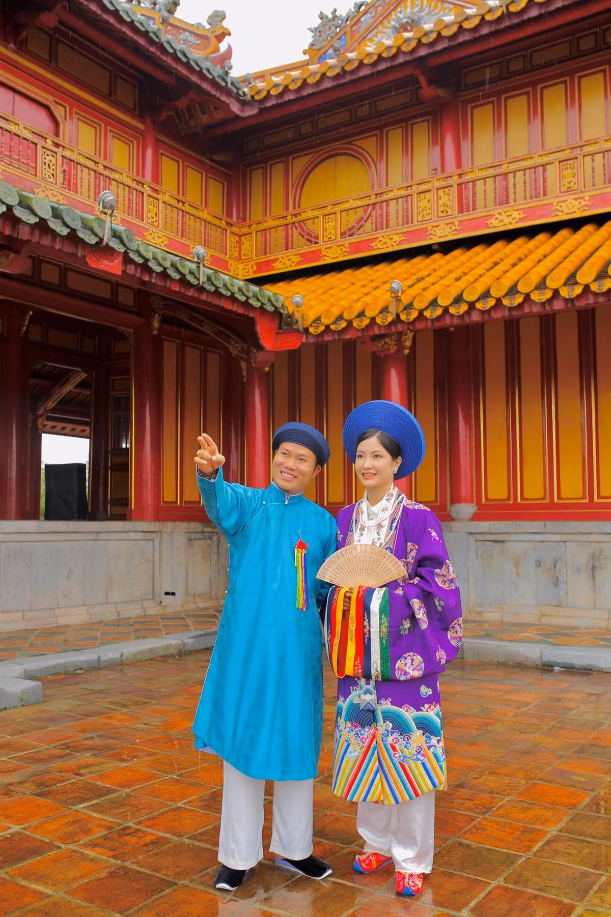 "Trước khán giả, tôi thỏa mãn với những tràng cười thì khi về nhà lại muốn một mình trong không gian tĩnh lặng. Đôi lúc tôi sợ tiếng ồn, sợ chốn đông người, tìm bình yên ở những góc riêng để thưởng trà, đọc sách", Vượng Râu chia sẻ. Chính vì hiểu được công việc của chồng nên Thu Hiền một tay vun vén gia đình, 12 năm bên nhau, hôn nhân của họ vẫn đầy mật ngọt, 5 con đủ nếp tẻ.