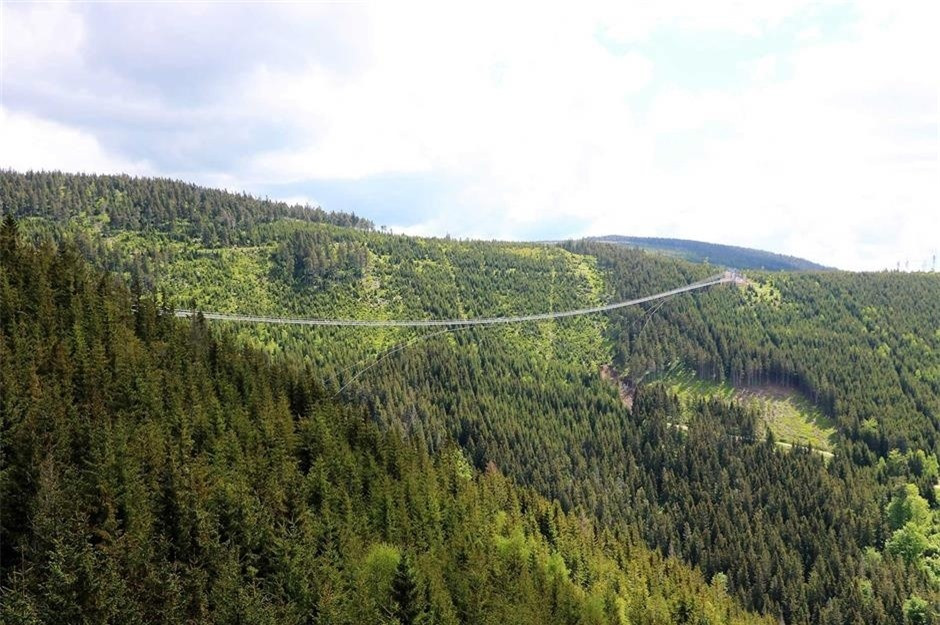  Cầu treo dài nhất thế giới - Sky Bridge 721, Dolni Morava, Cộng hòa Séc: Sky Bridge 721 trở thành cây cầu treo dài nhất thế giới vào tháng 5 năm nay. cầu nằm ở độ cao 721 m phía trên thung lũng và trải dài 95 m. Để trải nghiệm công trình kỳ thú này, du khách có thể đi cáp treo lên lối vào hoặc đi bộ, đạp xe trên đường mòn dài 4 km. Ảnh: Shutterstock.