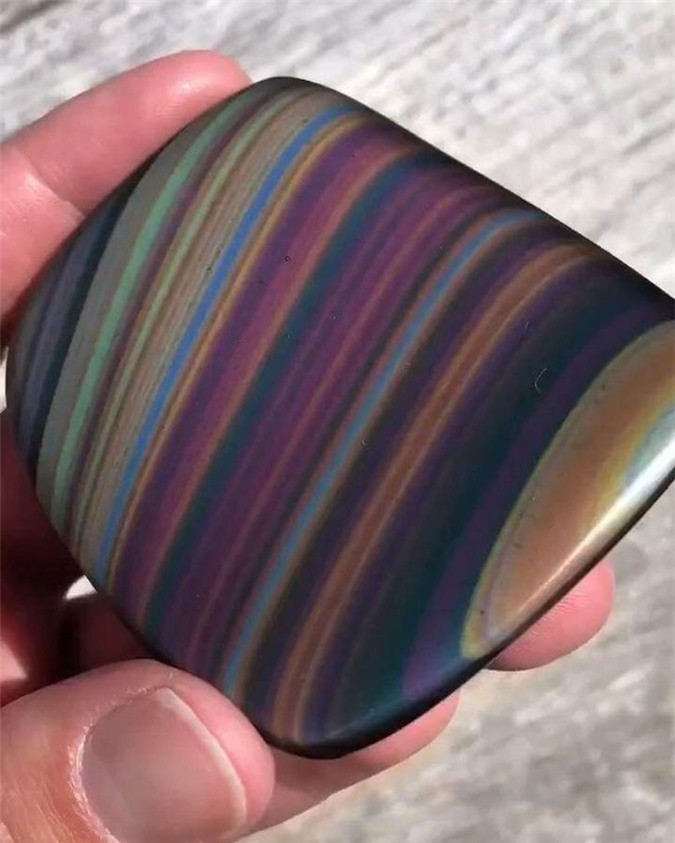 Đá vỏ chai chưa qua chạm trổ đã sở hữu vẻ ngoài cầu vồng tuyệt sắc.